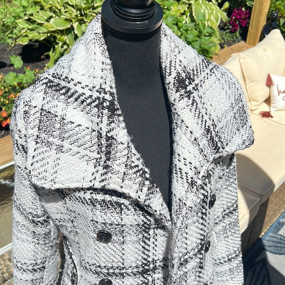 Fall/Winter coat 🖤🤍 - Picture 2 of 6